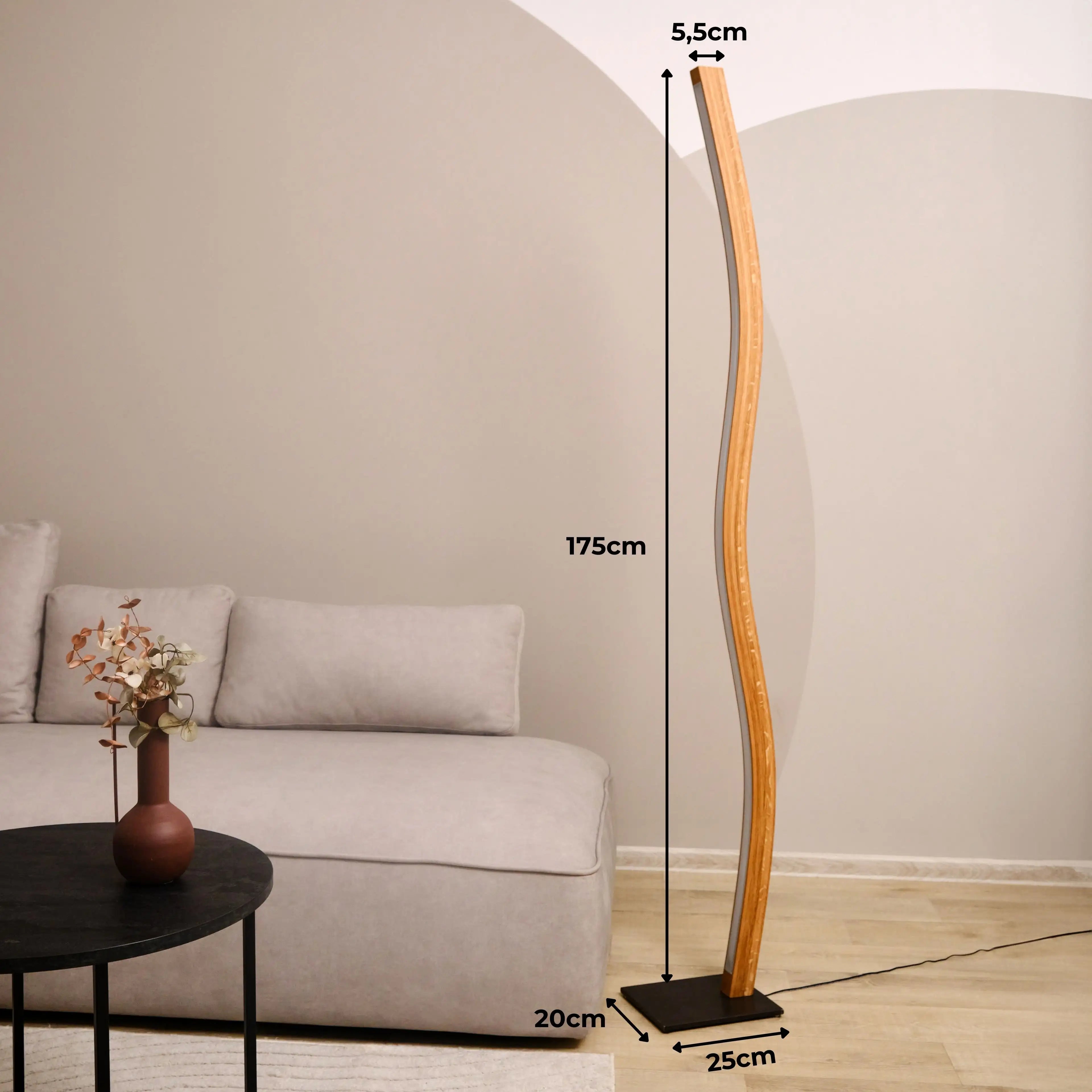 Stabile Holz-Stehlampe mit stufenlos regelbarer Lichtintensität per Fernbedienung.

