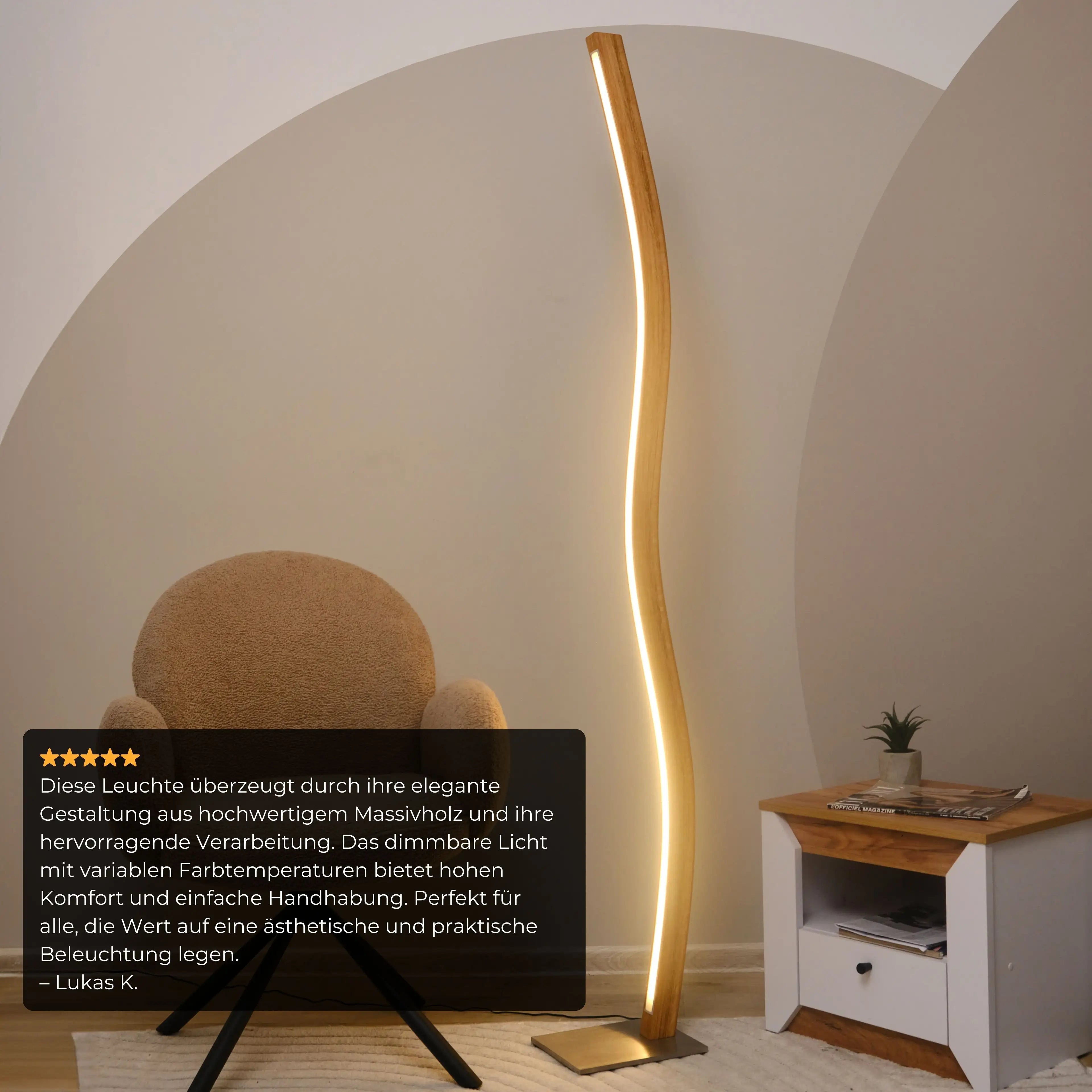 Hochwertige Standlampe aus massivem Holz, ideal für ein stilvolles Ambiente.
