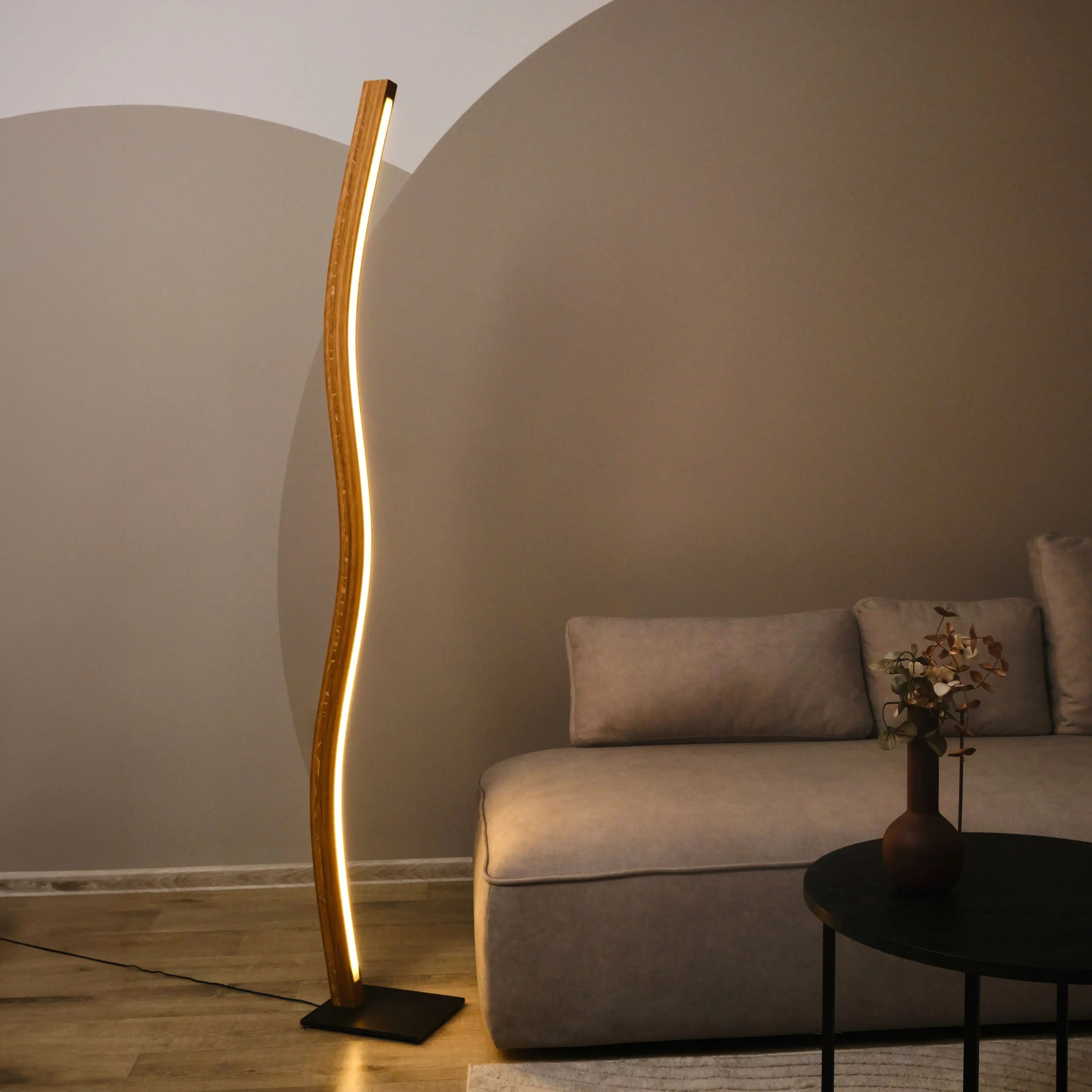 Handgearbeitete Designer-Stehlampe aus Massivholz für eine natürliche Wohnatmosphäre.
