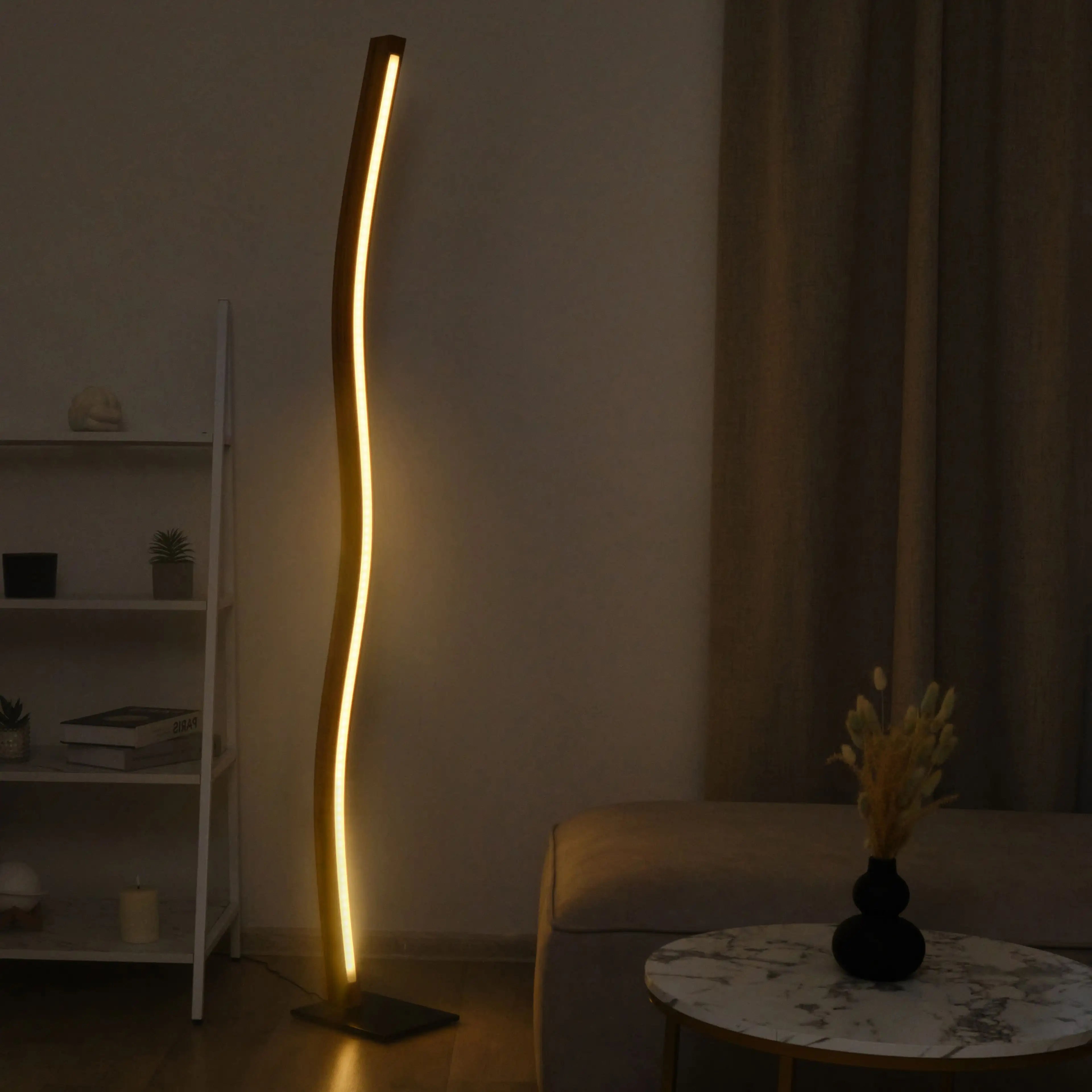 Wohnliche Stehlampe aus Holz – gefertigt in Handarbeit und dimmbar für jede Stimmung.
