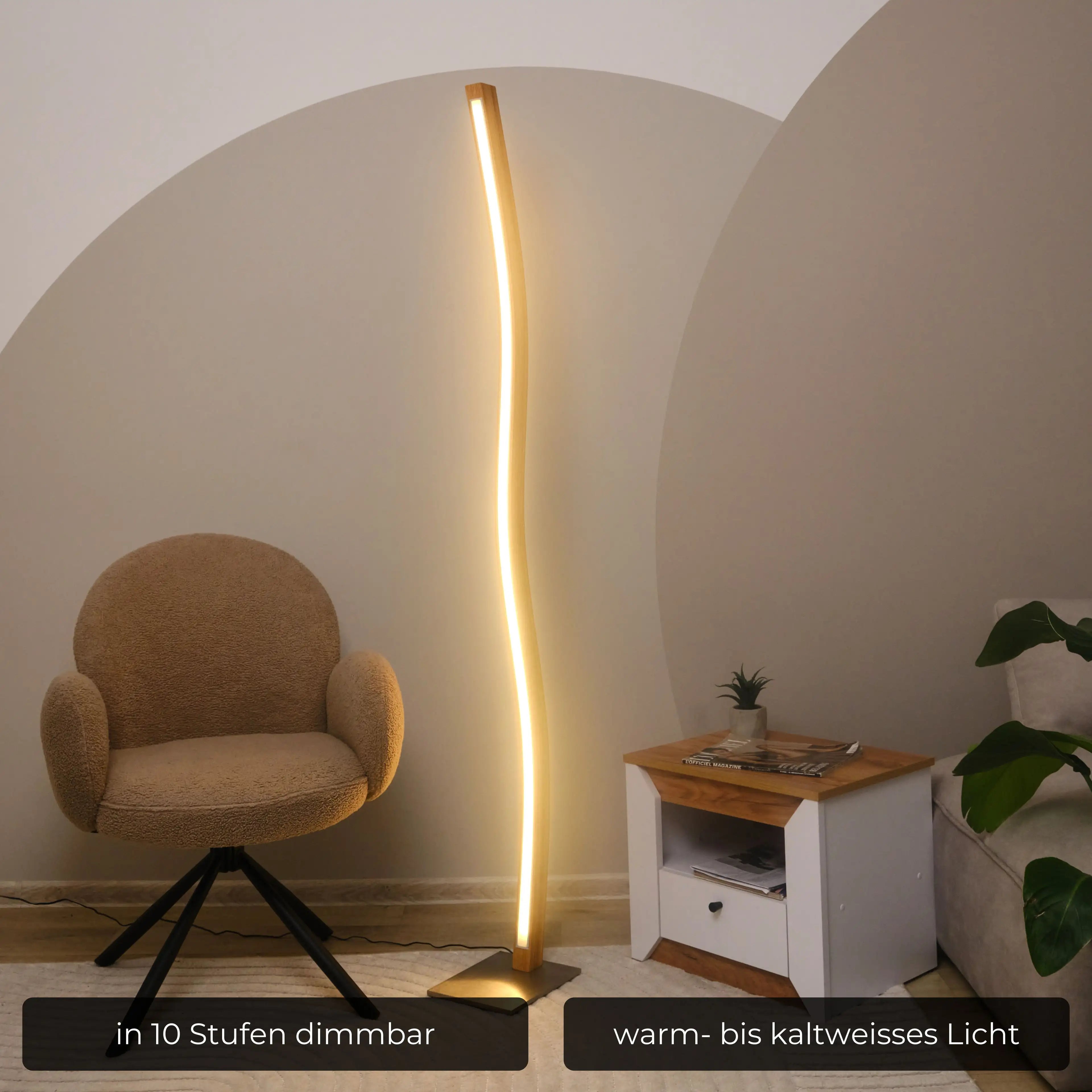 Nachhaltige Holz-Stehlampe mit warmweißem Licht, perfekt für gemütliche Abende.
