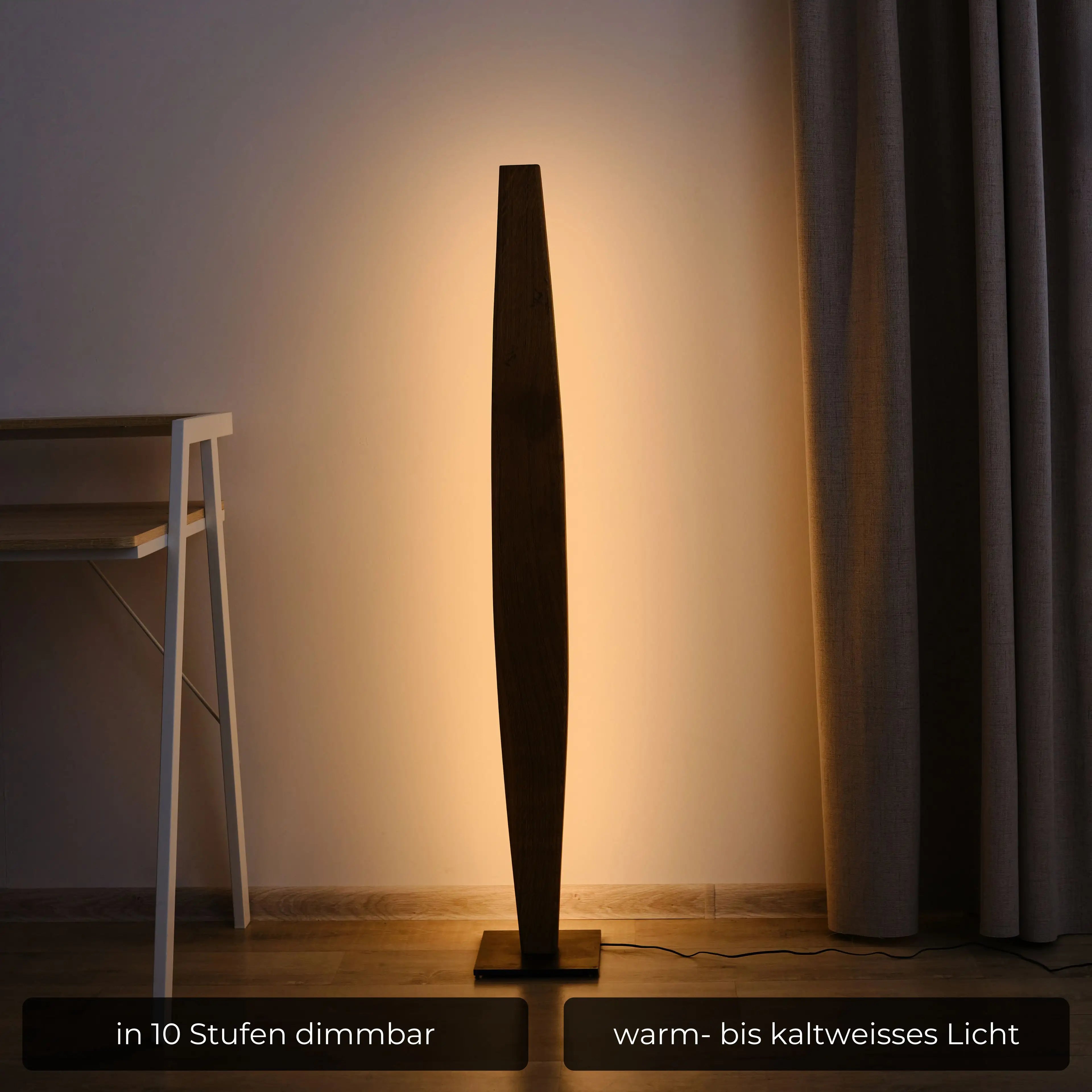 Handgefertigte Stehlampe aus Massivholz mit natürlicher Maserung und dimmbarer LED-Beleuchtung.
