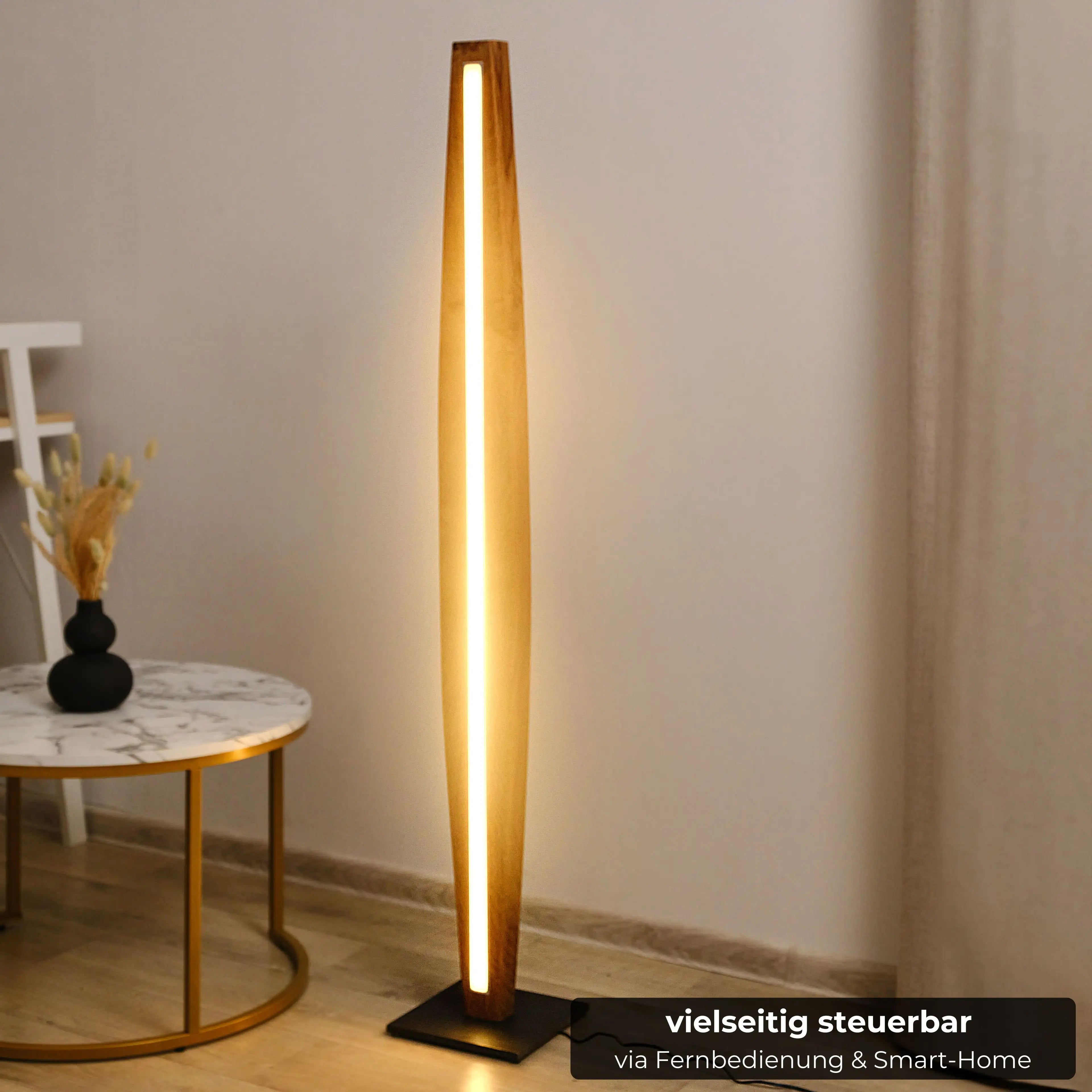 Dimmbare Holz-Stehlampe mit edlem Look – perfekt für ein warmes Zuhause.
