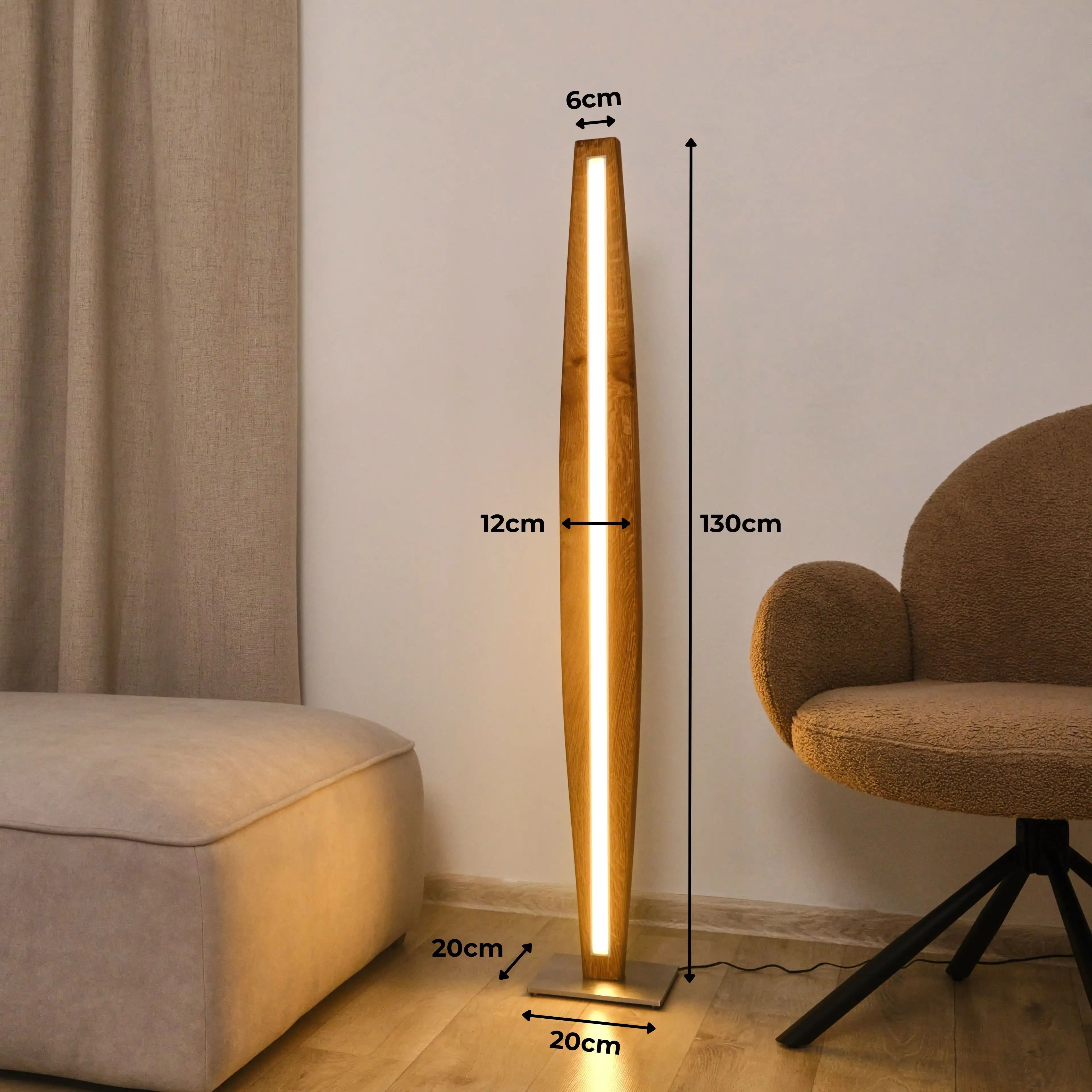 Edle Stehlampe aus Massivholz mit energiesparender LED-Technik und stufenloser Dimmbarkeit.

