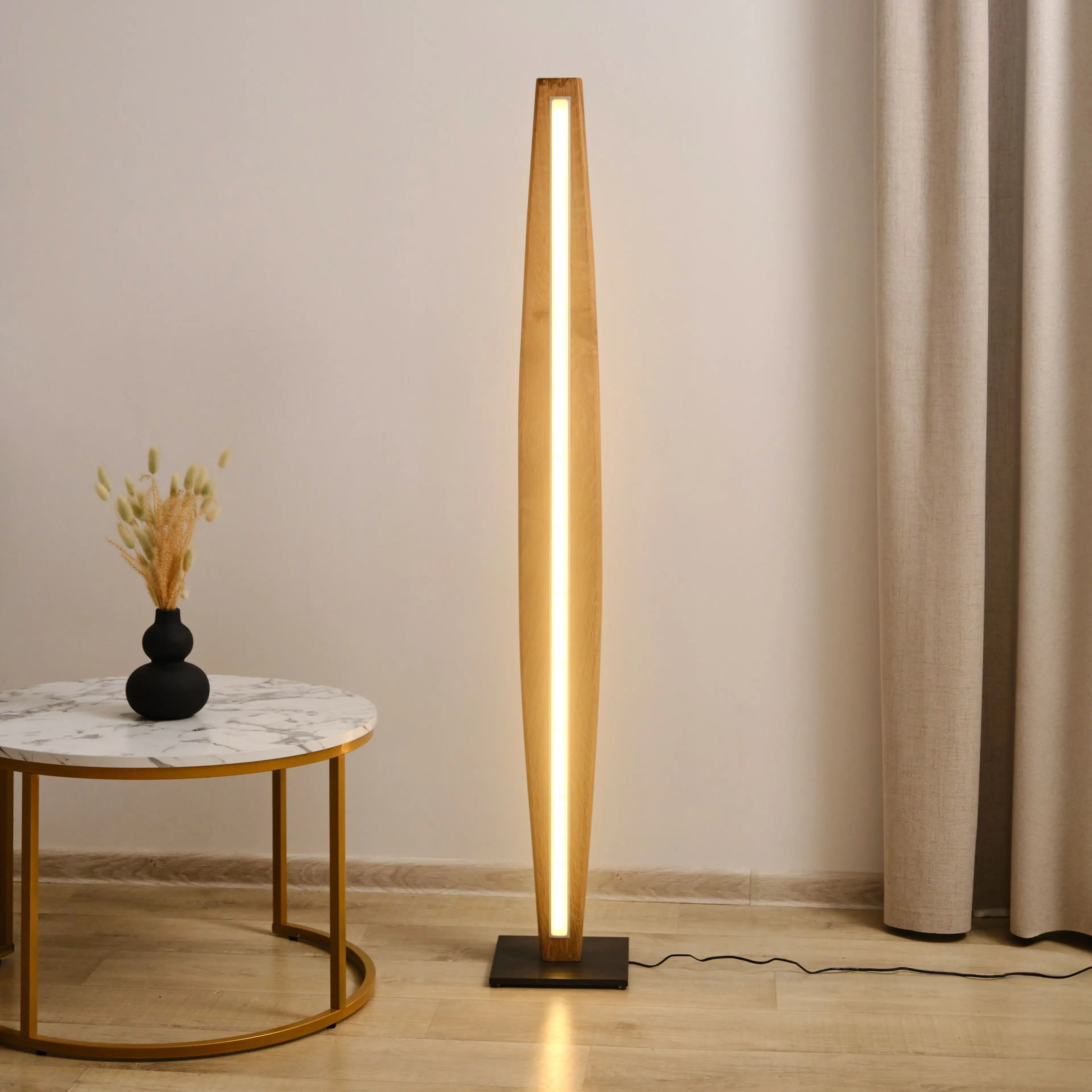 Hochwertige Massivholz-Stehlampe – nachhaltiges Design trifft auf moderne LED-Technik.
