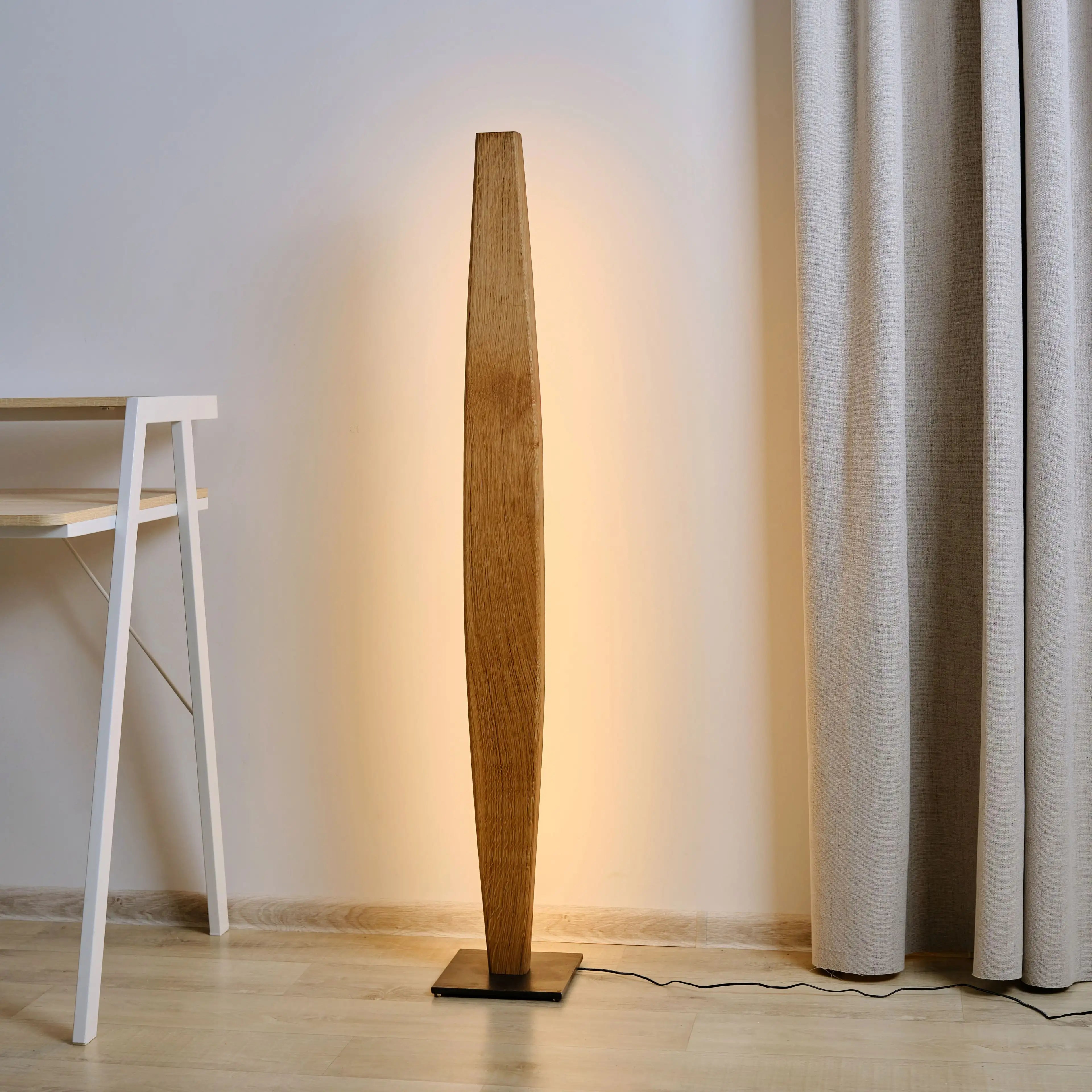 Nachhaltige Massivholz-Stehlampe – dimmbar per Fernbedienung für flexible Lichtgestaltung.
