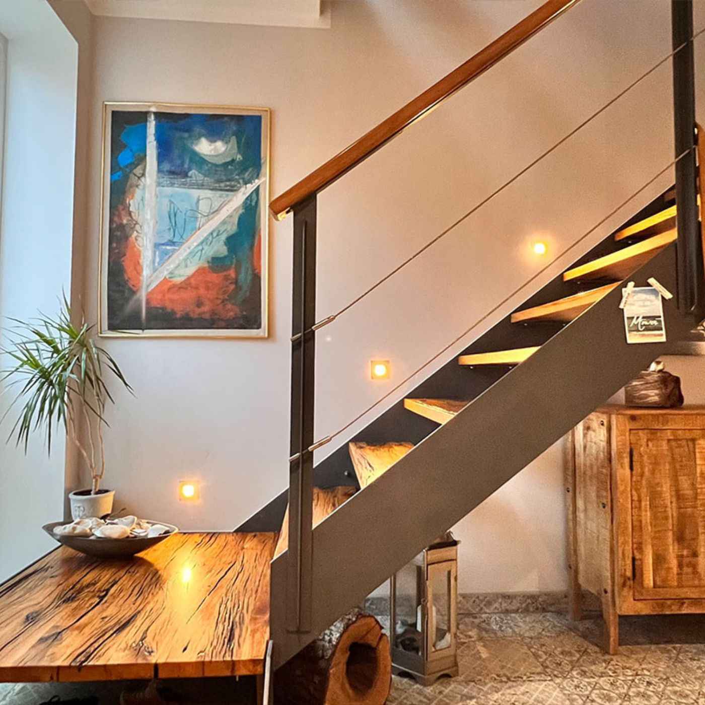 Nachhaltige Stilvielfalt: Unsere Treppe aus recycelten Stegbohlen, gefertigt aus Massivholz und Stahl. Einzigartiges Design, das Umweltbewusstsein und robuste Eleganz vereint.