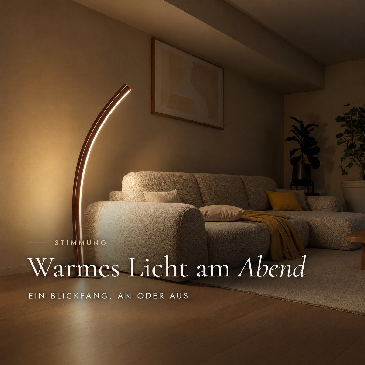 Solara Meridian am Abend: warmes Licht aus dem Walnussbogen mit Ahornlinie neben dem Sofa