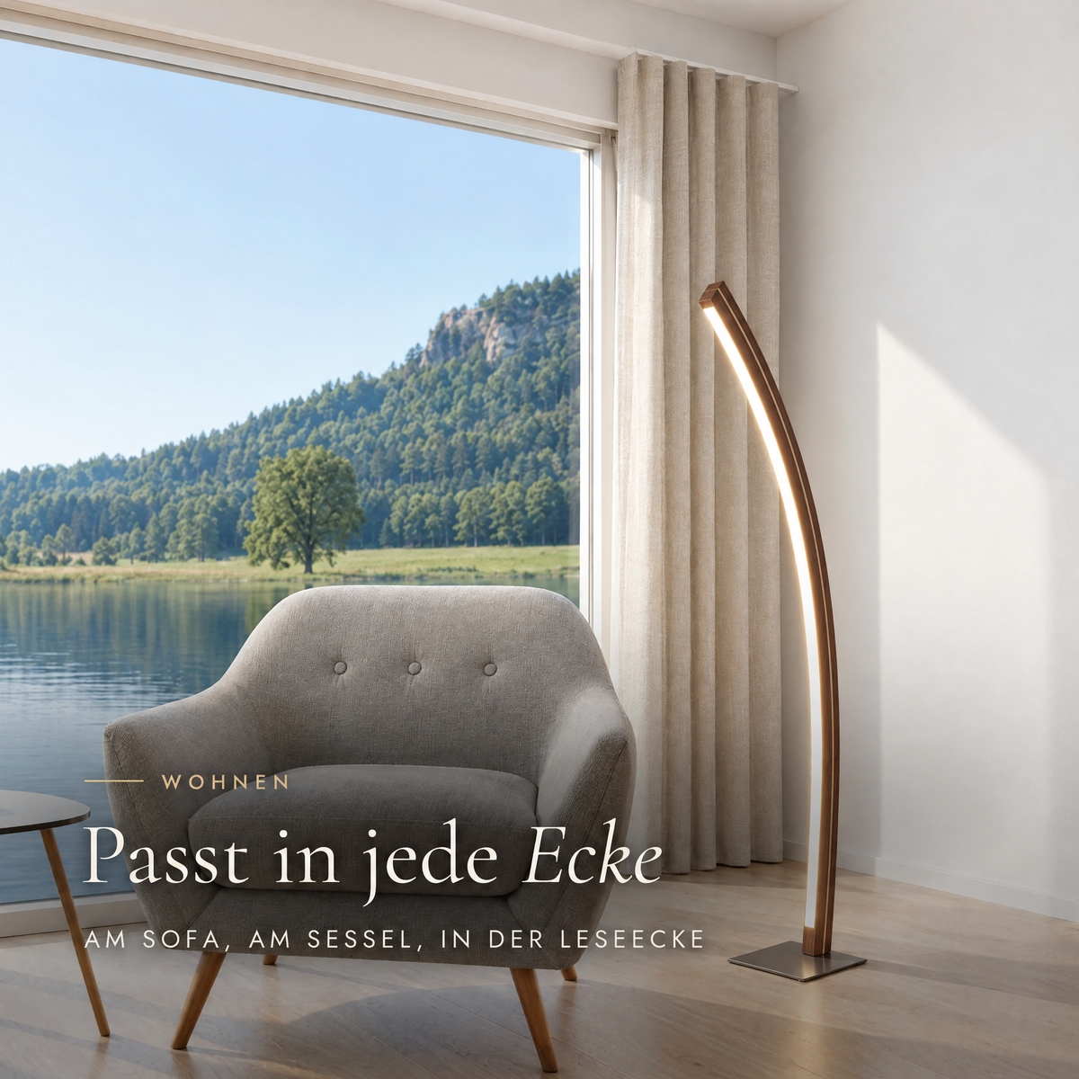 Solara Meridian aus Walnuss mit Ahornlinie in der Leseecke neben einem Sessel am Fenster