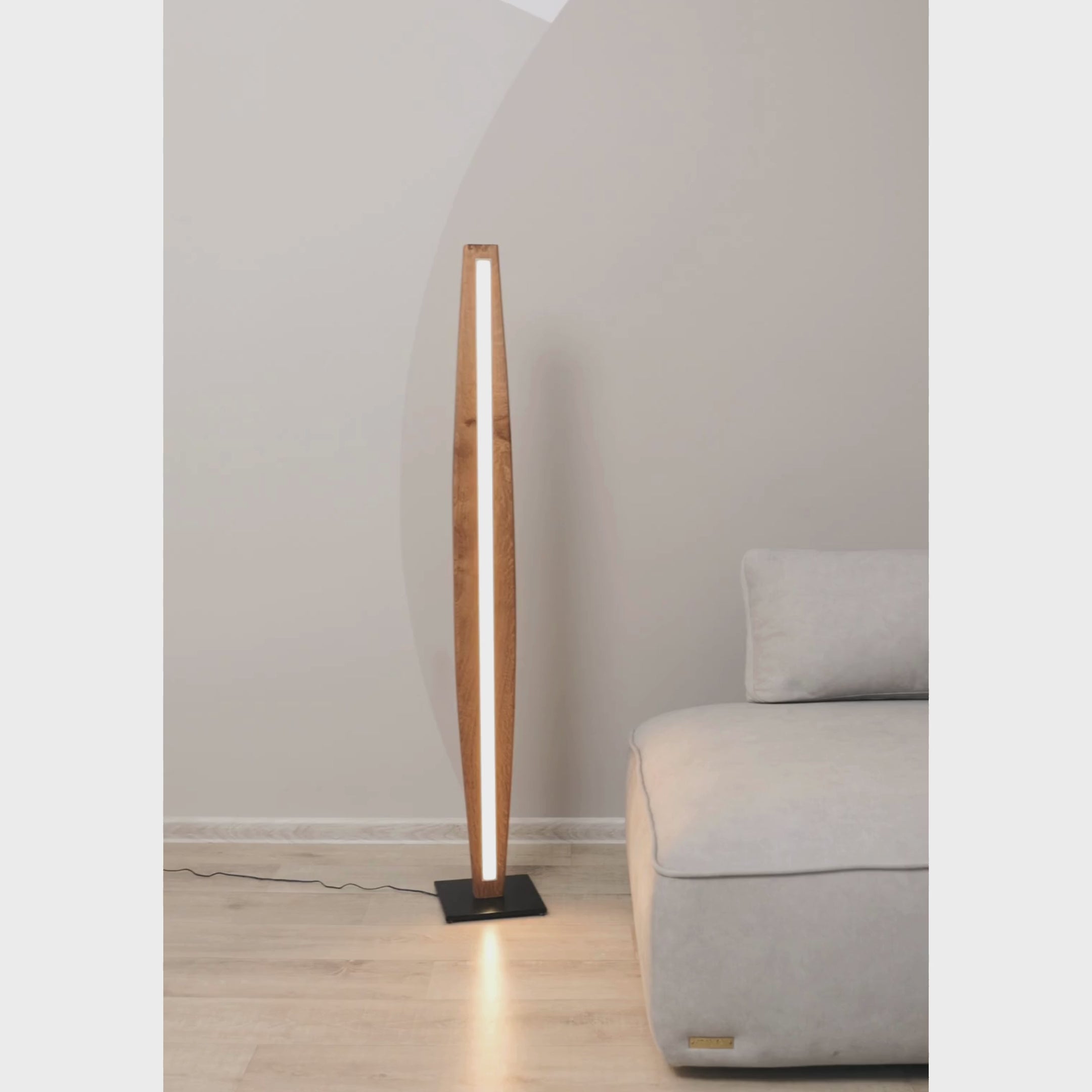 Natürlich schöne Holz-Stehlampe mit verstellbarer Lichtintensität.
