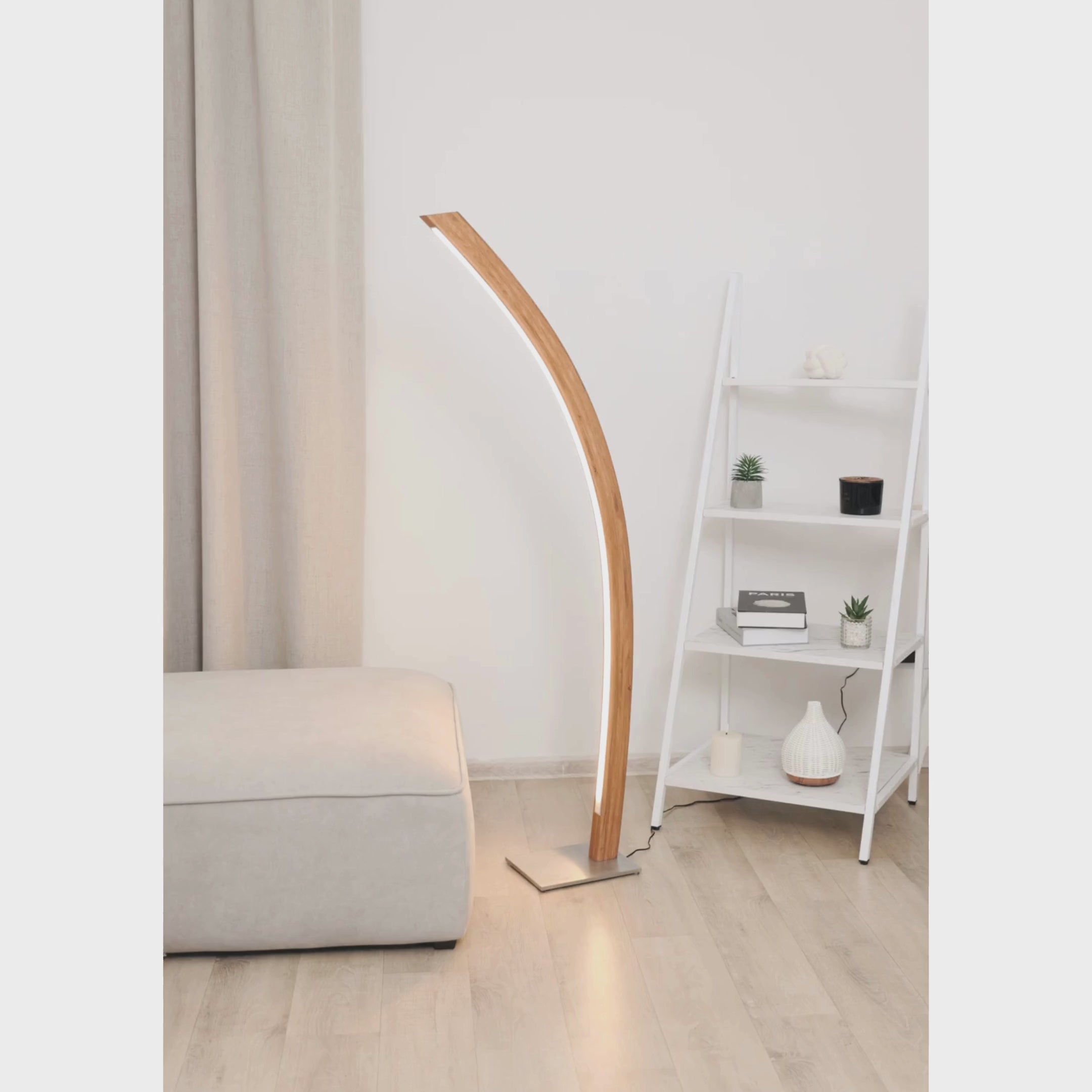 Massivholz-Stehlampe mit skulpturaler Form und intelligenter Lichtsteuerung.
