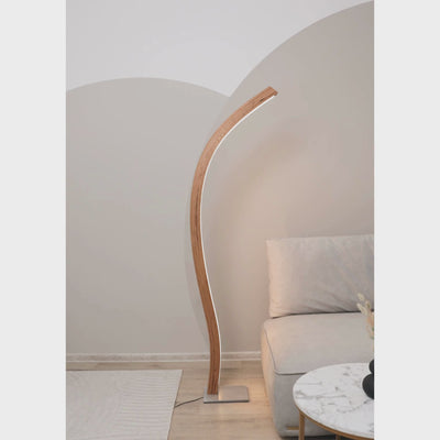 Minimalistisches Design trifft auf warme Holztöne – handgefertigte Stehlampe mit LED.
