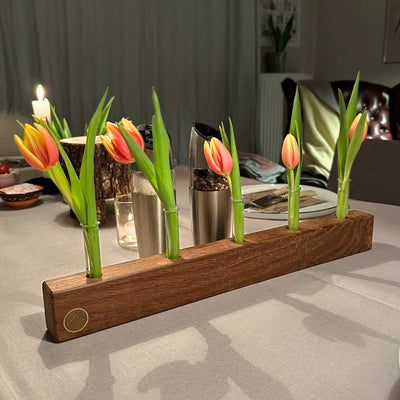 Vase Holz - Floria auf einem stilvoll gedeckten Tisch.