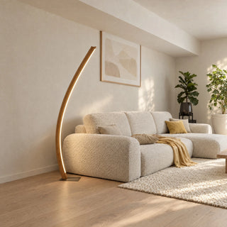 Stehleuchte Candor aus massiver Eiche mit durchgehender LED-Lichtlinie neben einem Sofa im Wohnzimmer