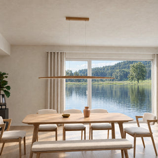 Pendelleuchte Elia aus massiver Eiche über einem Esstisch aus Holz, im Hintergrund ein großes Fenster mit Seeblick