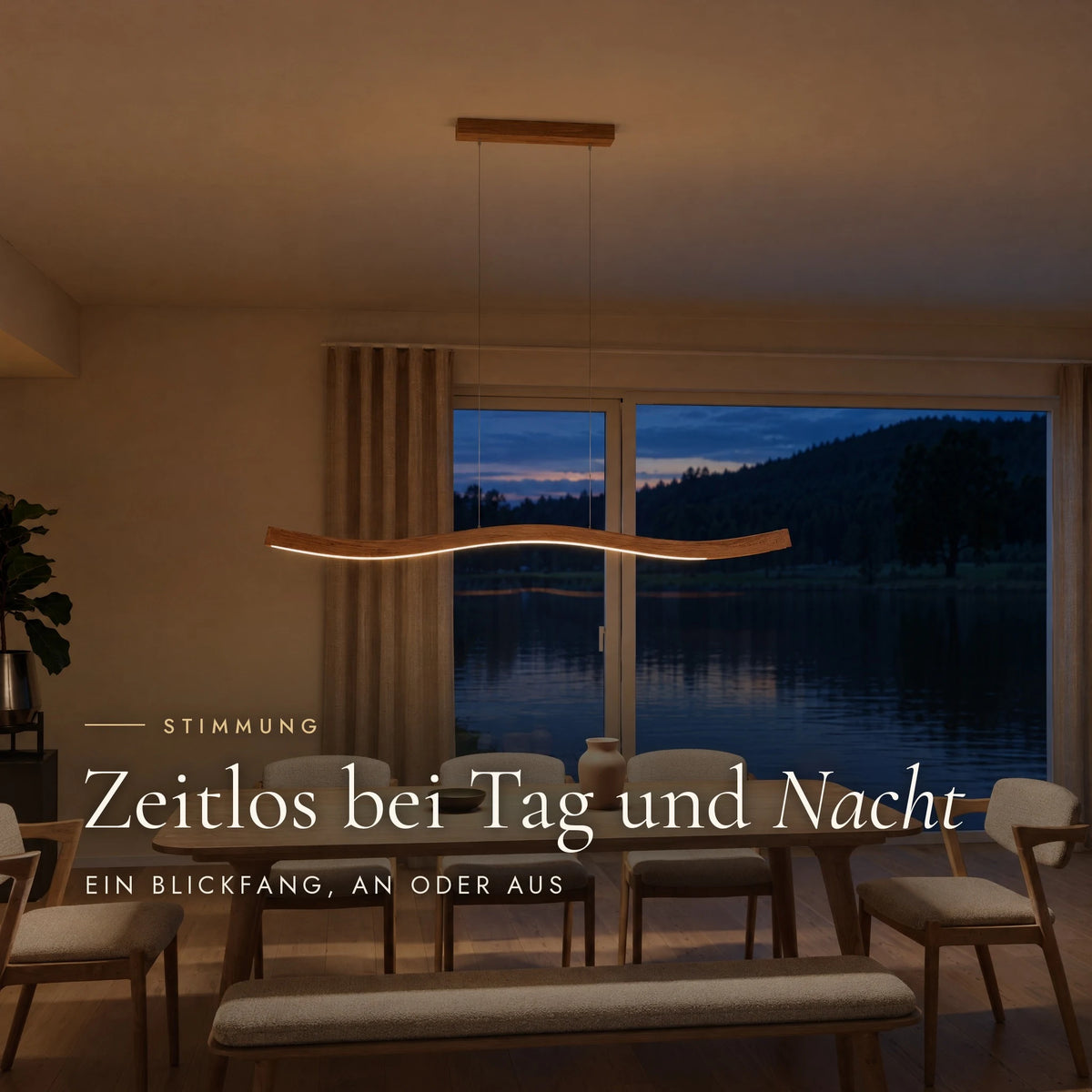 Pendelleuchte Fiona in Abendstimmung: warmes Licht über dem Esstisch, draußen der See in der Dämmerung