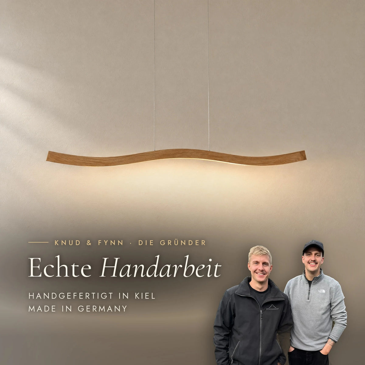 Die SpeicherArt Gründer Knud und Fynn vor der Pendelleuchte Fiona: echte Handarbeit, handgefertigt in Kiel