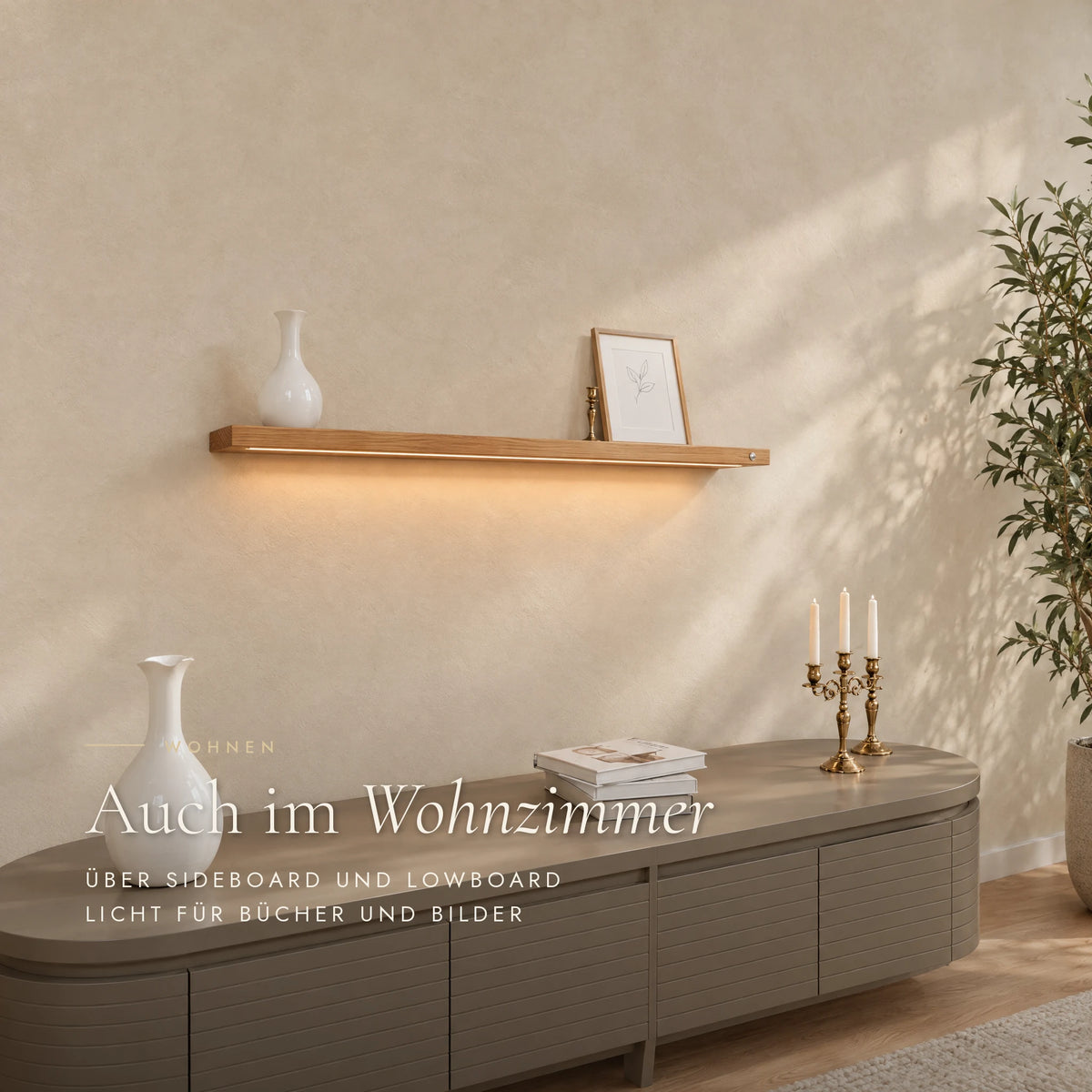 Levia Wandboard aus Eiche über dem Sideboard im Wohnzimmer