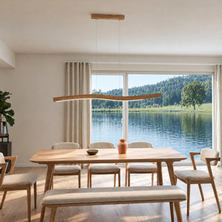 Pendelleuchte Lyra von SpeicherArt aus massiver Eiche über einem Esstisch mit Blick aufs Wasser