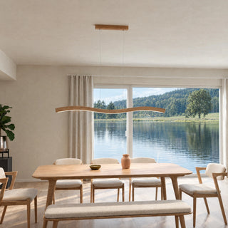 Pendelleuchte Mila von SpeicherArt aus massiver Eiche über einem Esstisch mit Blick aufs Wasser