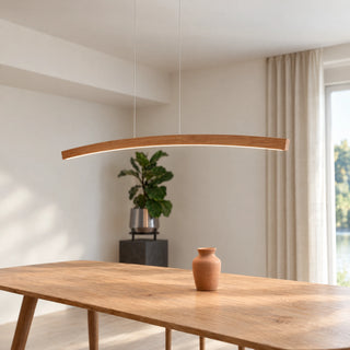 Pendelleuchte Novara von SpeicherArt: geschwungener Bogen aus massiver Eiche mit Lichtlinie an der Unterseite, über einem Esstisch