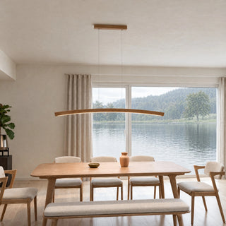 Pendelleuchte Novara aus massiver Eiche über einem Esstisch aus Holz, im Hintergrund ein großes Fenster mit Seeblick