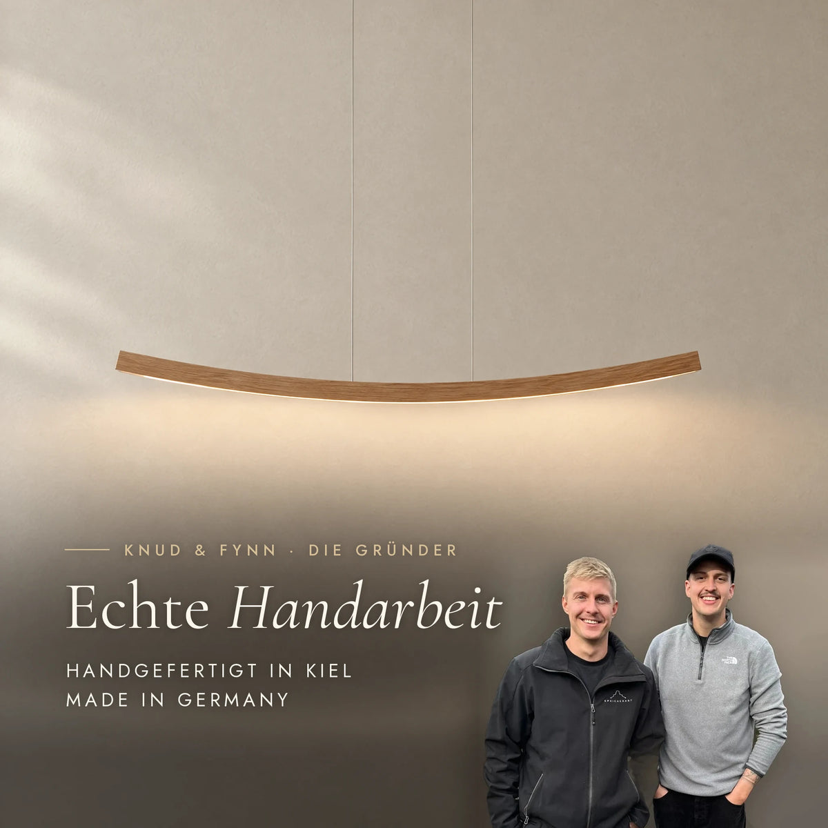 Die SpeicherArt Gründer Knud und Fynn vor der Pendelleuchte: echte Handarbeit, handgefertigt in Kiel