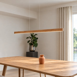 Pendelleuchte Tara von SpeicherArt: gerade Leuchte aus massiver Eiche mit Lichtlinie an der Unterseite, über einem Esstisch
