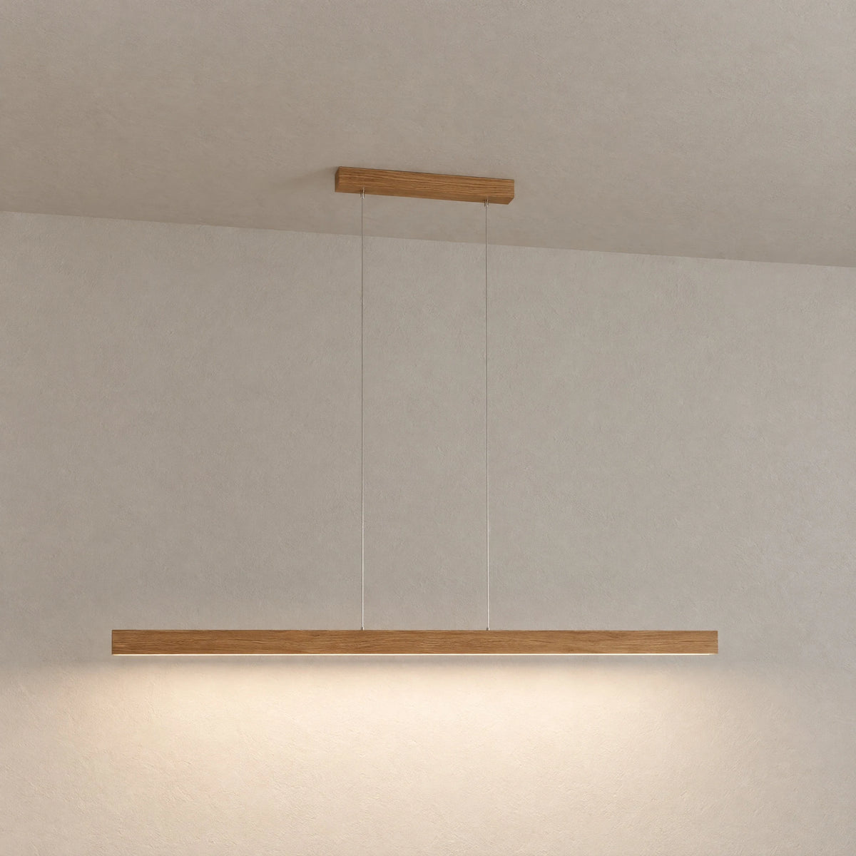 Pendelleuchte Tara aus Eichenholz freihängend vor einer hellen Putzwand, gerade und schlicht