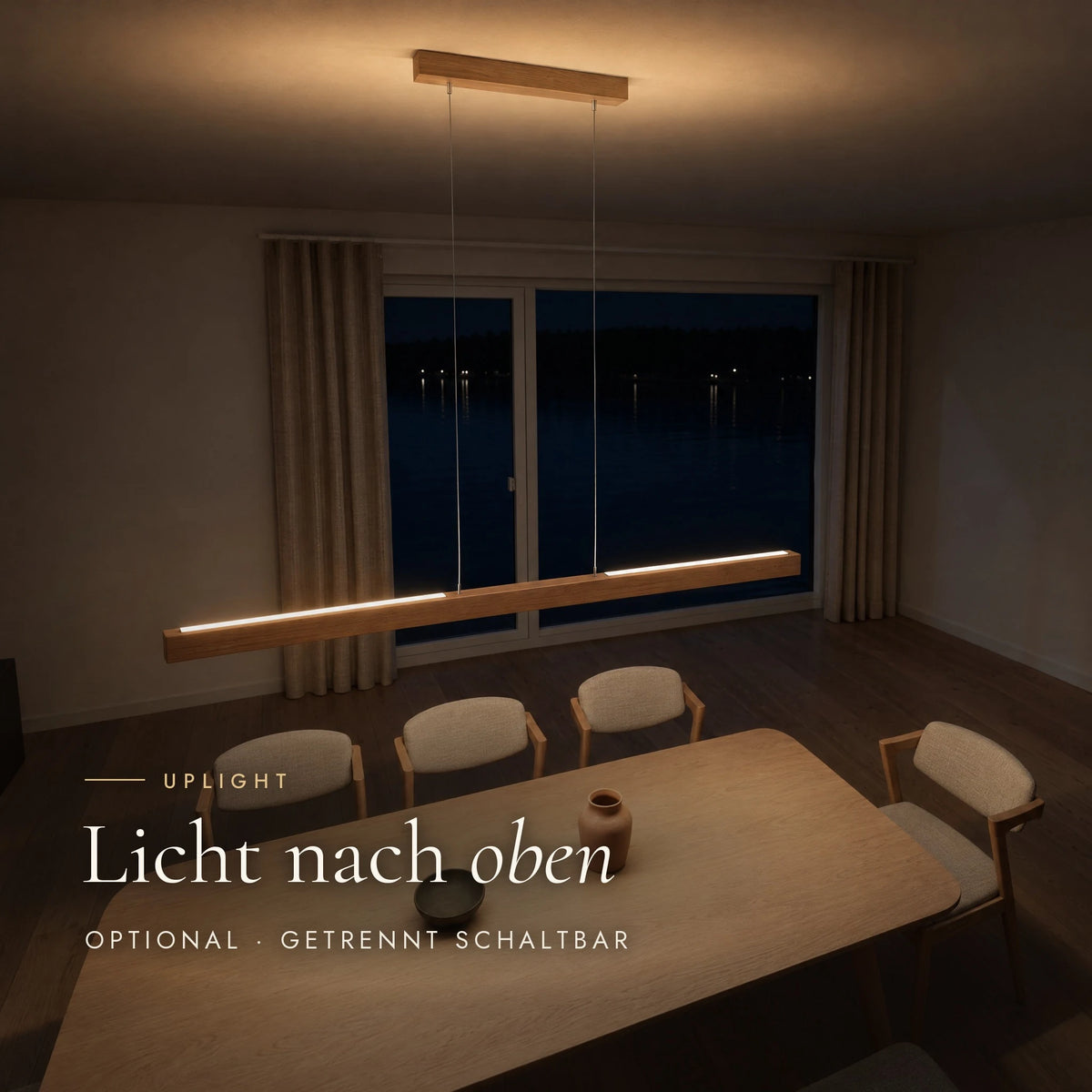 Pendelleuchte Tara am Abend mit optionalem Uplight: zwei außenliegende Lichtstreifen auf der Oberseite leuchten getrennt schaltbar zur Decke