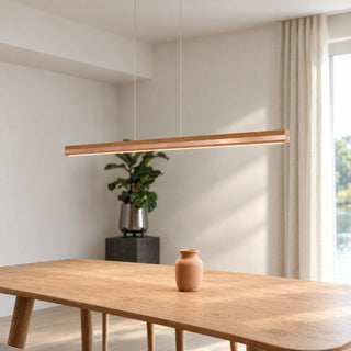 Pendelleuchte Veta von SpeicherArt: gerade Leuchte aus massiver Eiche mit Kupfer-Einleger und Lichtlinie an der Unterseite, über einem Esstisch